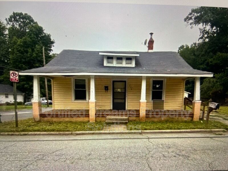 Charming 4 Bedroom Home in Greensboro with Spacious Layout and Convenient Location! property image