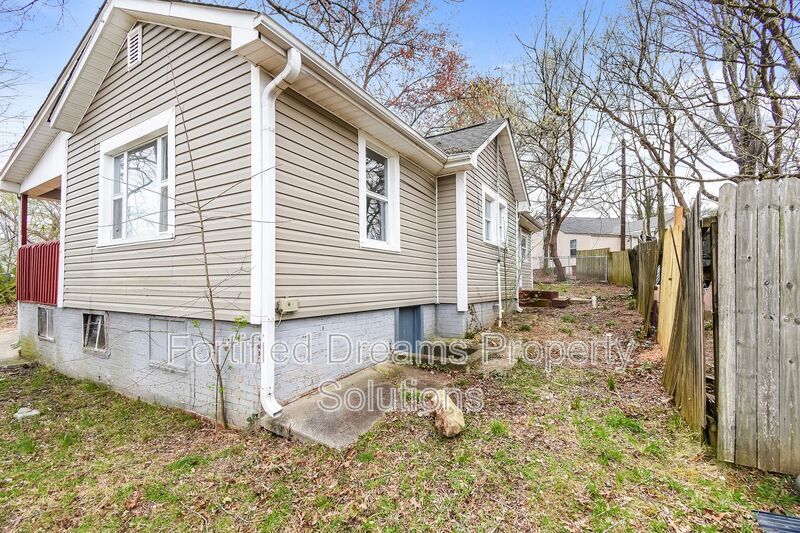 2240 Flag St | 2 Bed, 1 Bath property image
