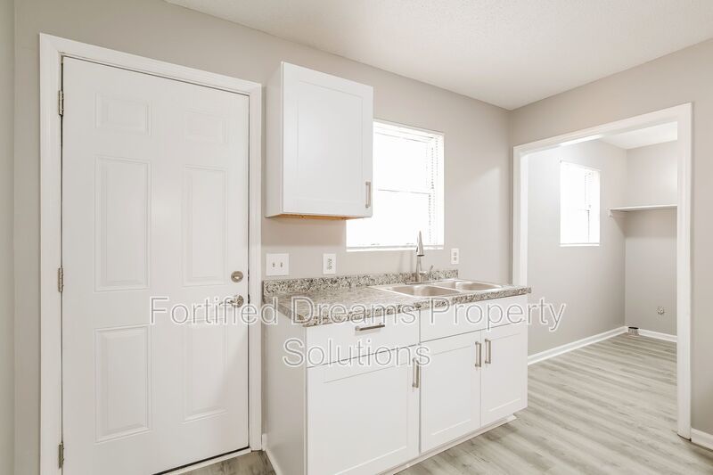 2208 Gable Way Unit B | 3-Bed, 2-Bath Duplex in High Point property image