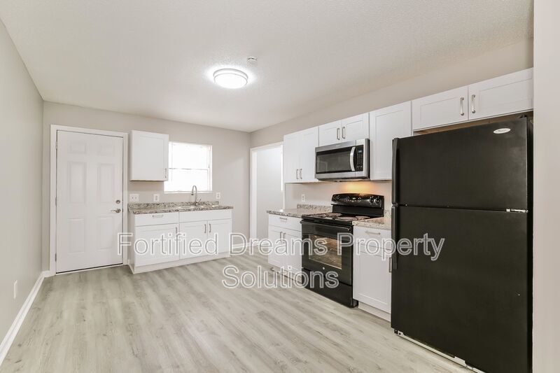 2208 Gable Way Unit B | 3-Bed, 2-Bath Duplex in High Point property image