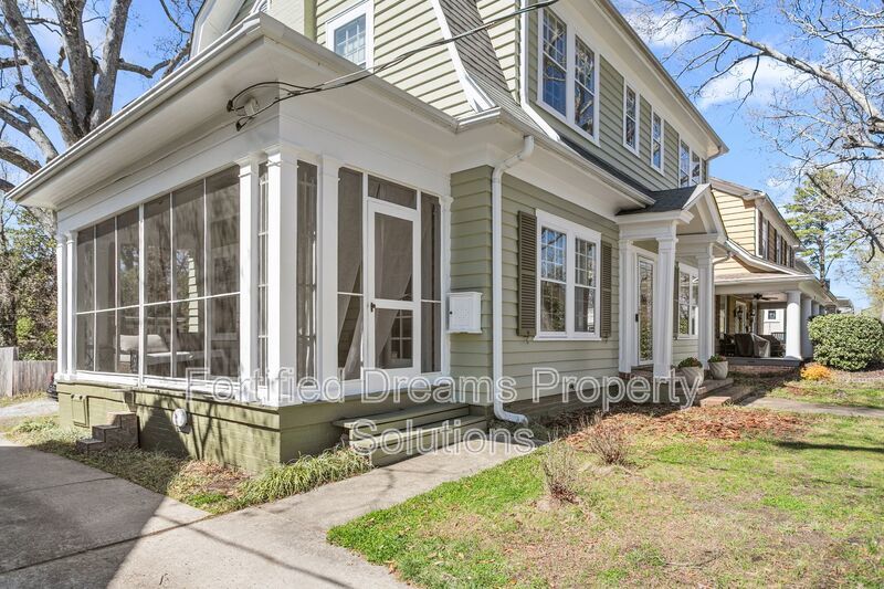 Sophisticated Urban Retreat in Fisher Park | Fully Furnished Month-to-Month property image