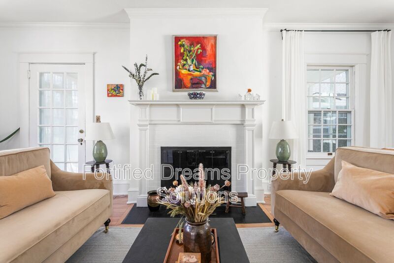 Sophisticated Urban Retreat in Fisher Park | Fully Furnished Month-to-Month property image