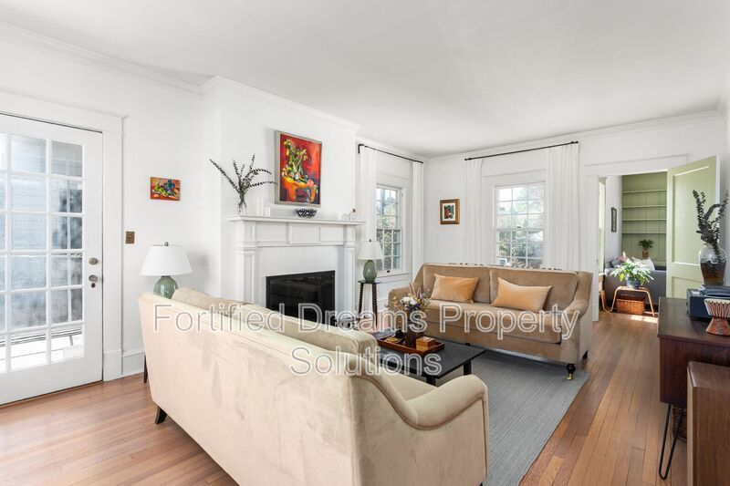 Sophisticated Urban Retreat in Fisher Park | Fully Furnished Month-to-Month property image