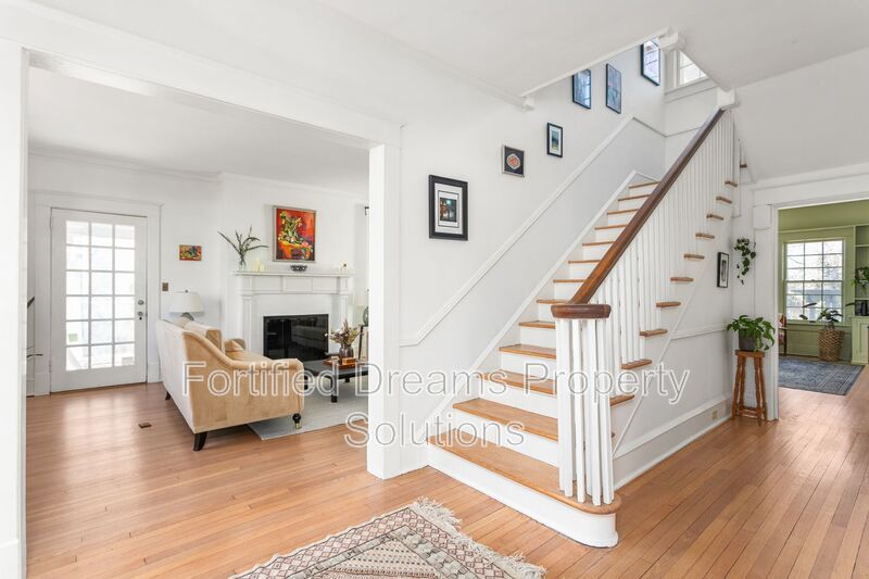 Sophisticated Urban Retreat in Fisher Park | Fully Furnished Month-to-Month property image