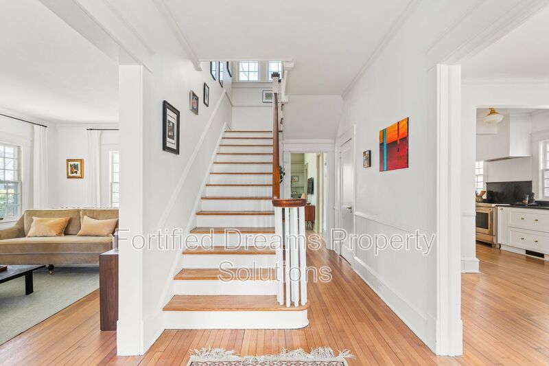 Sophisticated Urban Retreat in Fisher Park | Fully Furnished Month-to-Month property image