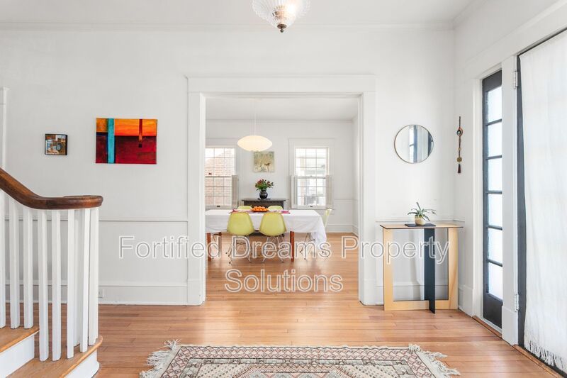 Sophisticated Urban Retreat in Fisher Park | Fully Furnished Month-to-Month property image