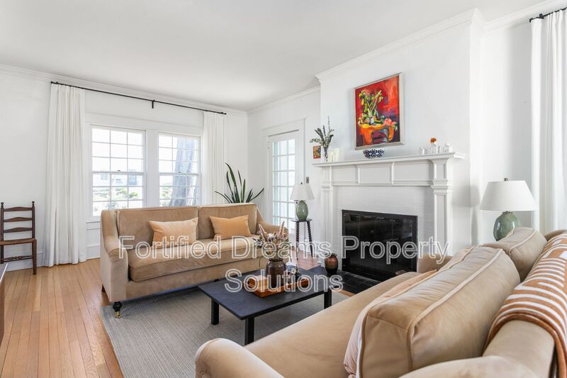 Sophisticated Urban Retreat in Fisher Park | Fully Furnished Month-to-Month property image