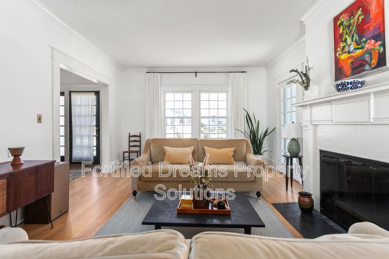 Sophisticated Urban Retreat in Fisher Park | Fully Furnished Month-to-Month property image