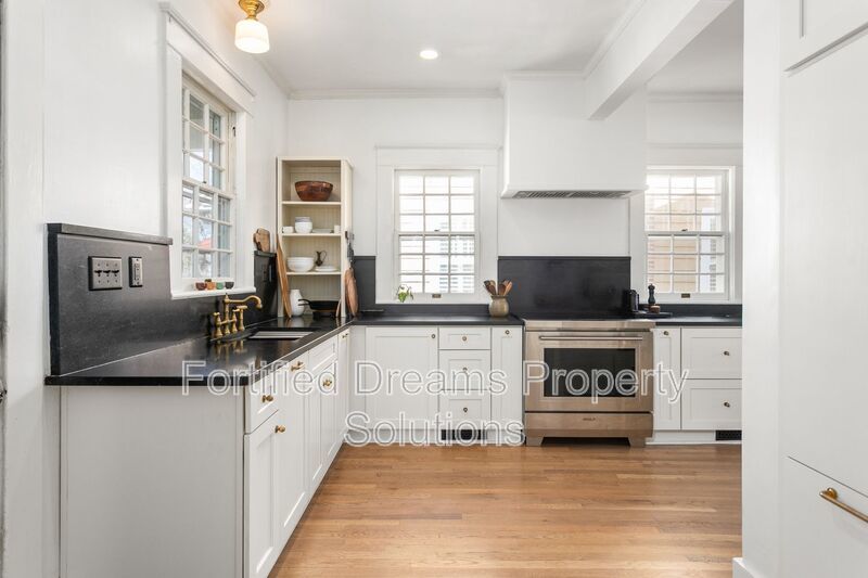 Sophisticated Urban Retreat in Fisher Park | Fully Furnished Month-to-Month property image