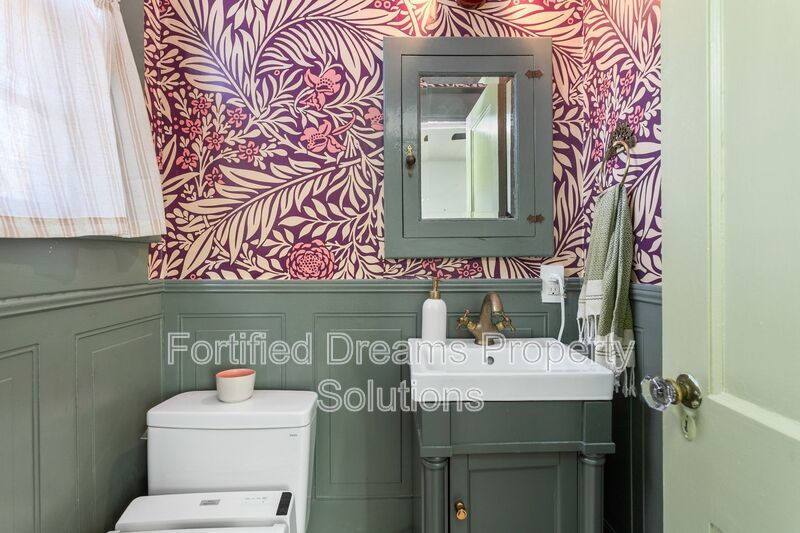 Sophisticated Urban Retreat in Fisher Park | Fully Furnished Month-to-Month property image