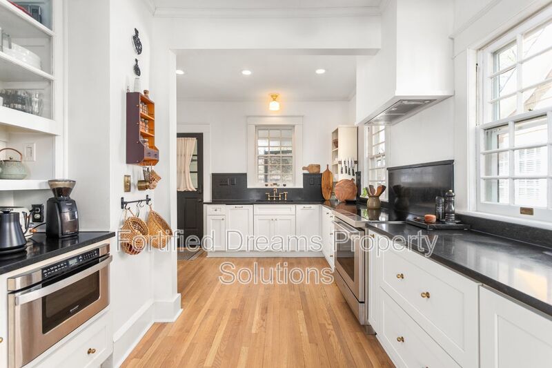 Sophisticated Urban Retreat in Fisher Park | Fully Furnished Month-to-Month property image