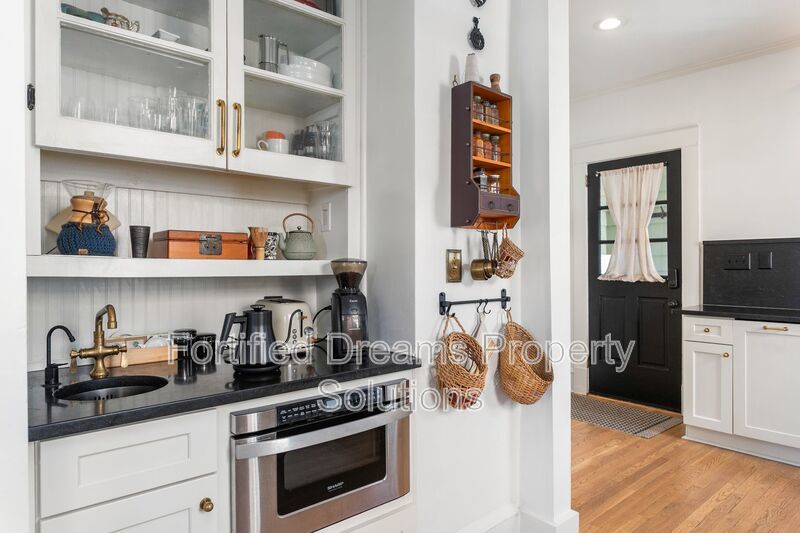 Sophisticated Urban Retreat in Fisher Park | Fully Furnished Month-to-Month property image