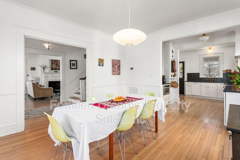 Sophisticated Urban Retreat in Fisher Park | Fully Furnished Month-to-Month property image