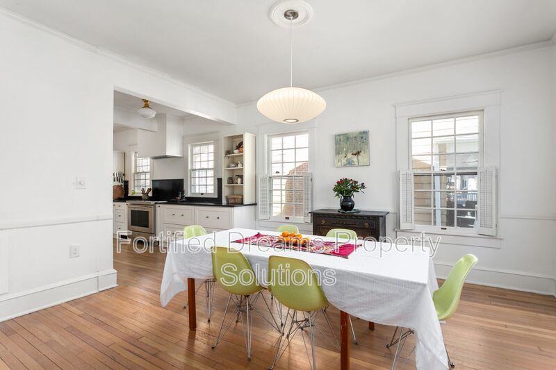 Sophisticated Urban Retreat in Fisher Park | Fully Furnished Month-to-Month property image