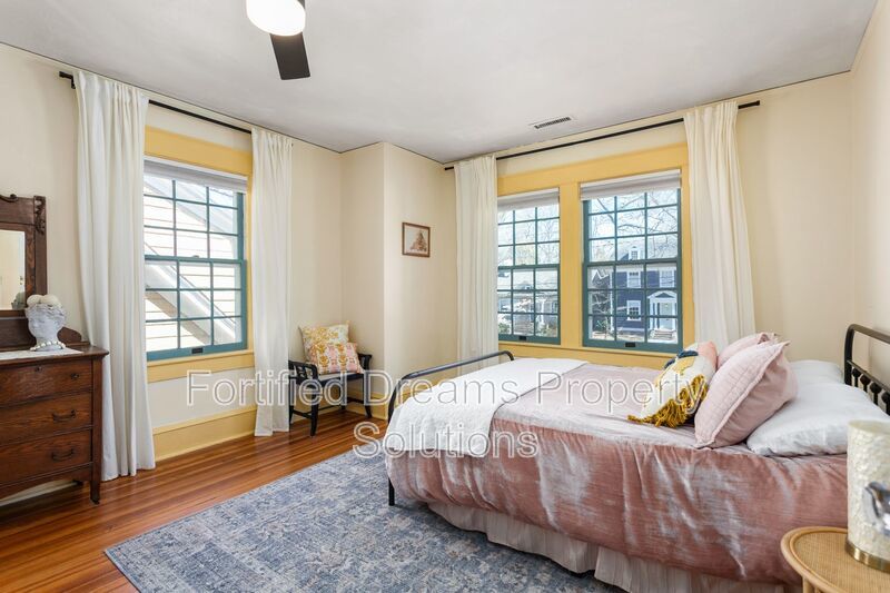 Sophisticated Urban Retreat in Fisher Park | Fully Furnished Month-to-Month property image