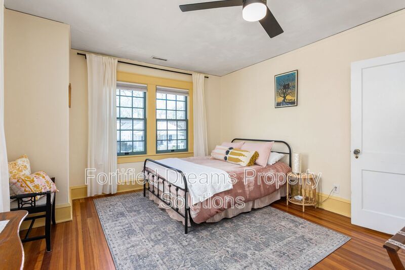 Sophisticated Urban Retreat in Fisher Park | Fully Furnished Month-to-Month property image