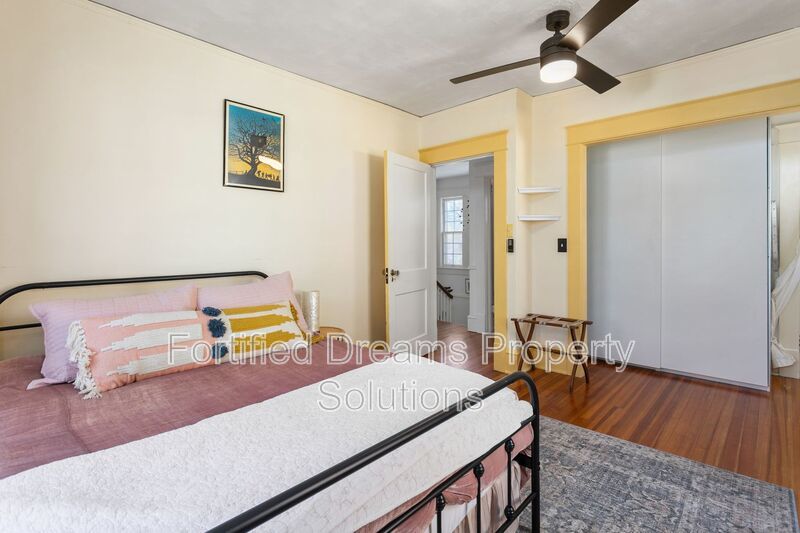 Sophisticated Urban Retreat in Fisher Park | Fully Furnished Month-to-Month property image