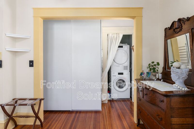 Sophisticated Urban Retreat in Fisher Park | Fully Furnished Month-to-Month property image