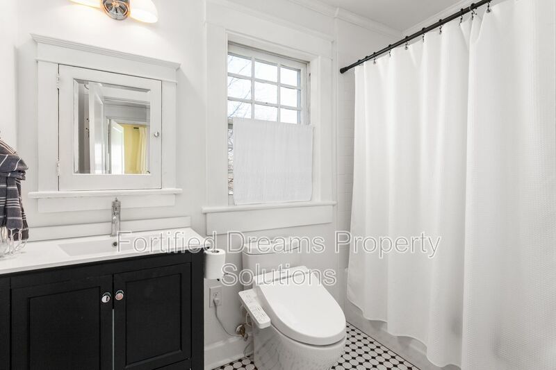 Sophisticated Urban Retreat in Fisher Park | Fully Furnished Month-to-Month property image