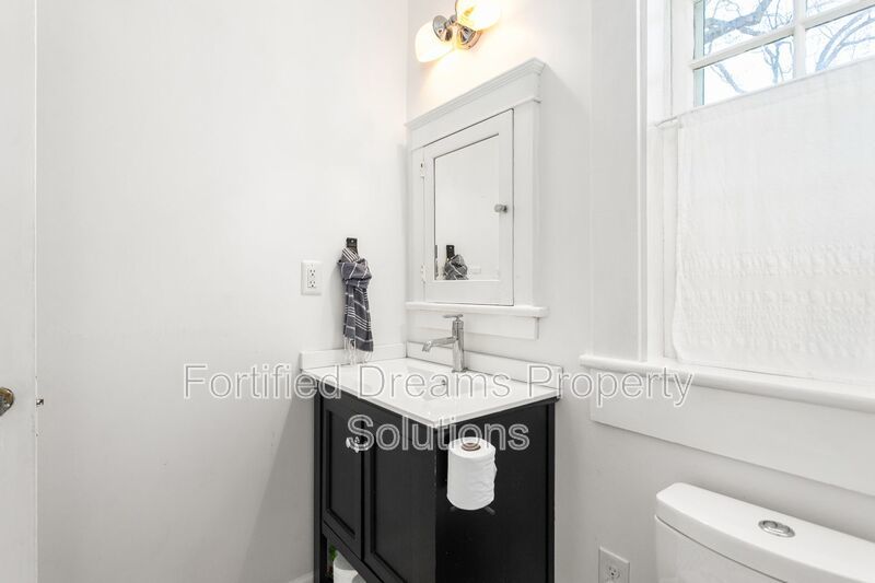 Sophisticated Urban Retreat in Fisher Park | Fully Furnished Month-to-Month property image