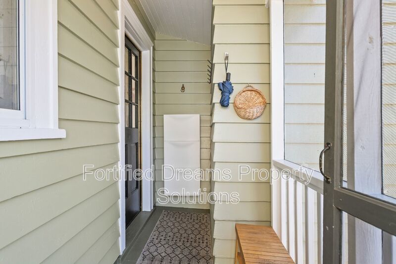 Sophisticated Urban Retreat in Fisher Park | Fully Furnished Month-to-Month property image