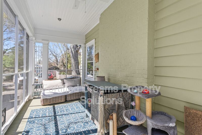 Sophisticated Urban Retreat in Fisher Park | Fully Furnished Month-to-Month property image