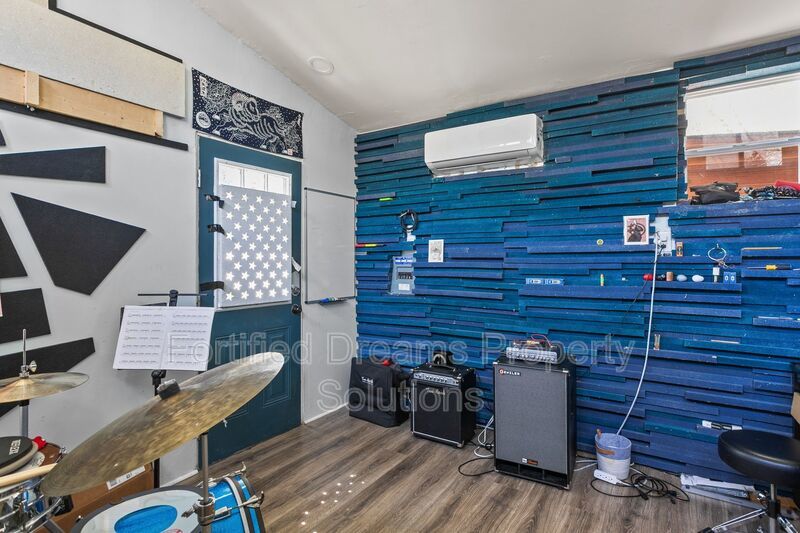 Sophisticated Urban Retreat in Fisher Park | Fully Furnished Month-to-Month property image