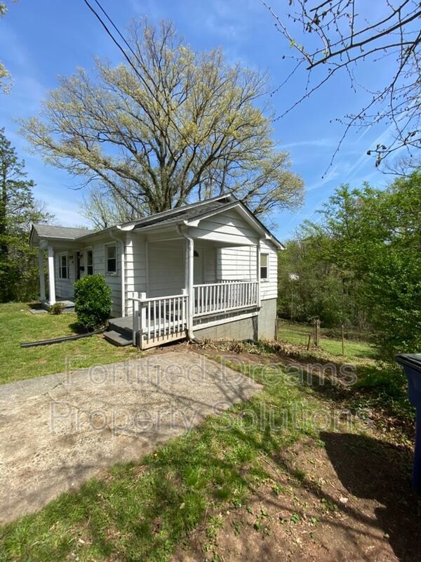 3635 Hemlock Dr | 2-Bed, 1-Bath Home in Winston-Salem property image