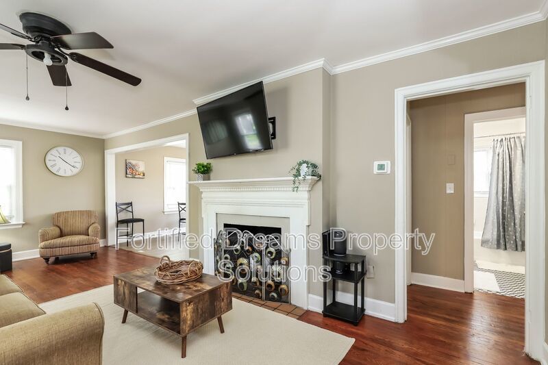 Maywood Muse The Stylish GSO City Retreat | Walkable Vibes & Historic Charm property image