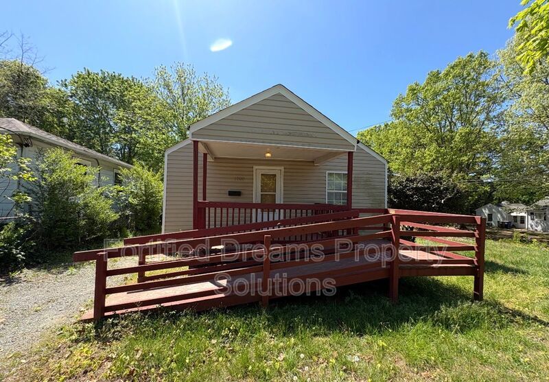 Cute Corner Lot 3 Bed 1 Bath | 1000 E Brookline property image