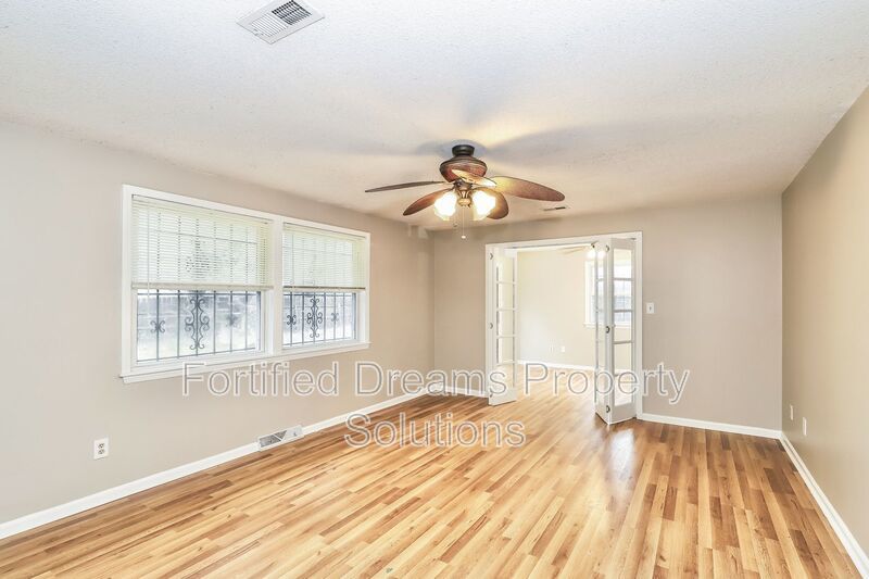 3 bedroom, 1.5 bath, brick ranch on cul-de-sac, fully fenced back yard, Greensboro property image