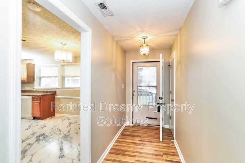 3 bedroom, 1.5 bath, brick ranch on cul-de-sac, fully fenced back yard, Greensboro property image