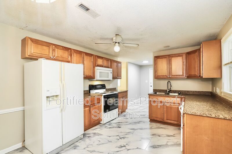 3 bedroom, 1.5 bath, brick ranch on cul-de-sac, fully fenced back yard, Greensboro property image