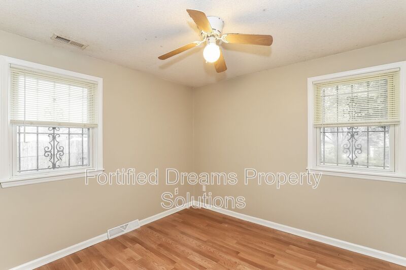 3 bedroom, 1.5 bath, brick ranch on cul-de-sac, fully fenced back yard, Greensboro property image