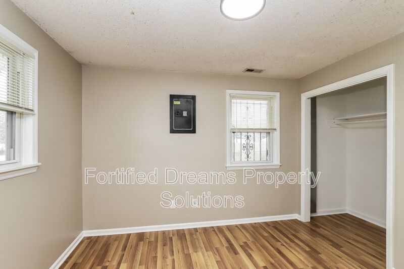 3 bedroom, 1.5 bath, brick ranch on cul-de-sac, fully fenced back yard, Greensboro property image