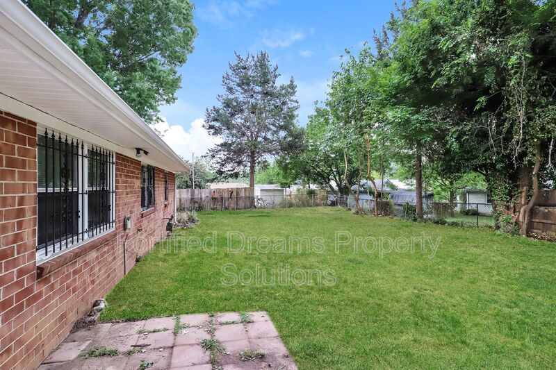 3 bedroom, 1.5 bath, brick ranch on cul-de-sac, fully fenced back yard, Greensboro property image